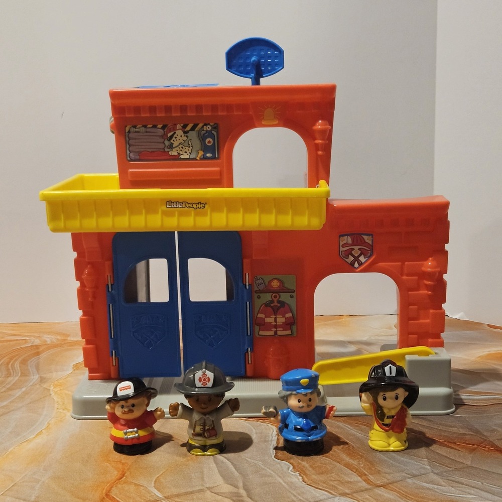 Fisher Price Little People Wheelies Fire Station Playset + 4 Figures 2013